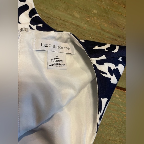LIKE NEW Liz Claiborne Dress Navy and White Floral | Size 4 - Picture 5 of 9